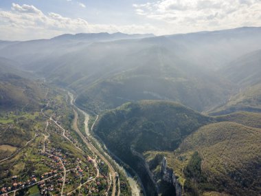 Bulgaristan 'ın Balkan Dağları' nın Milanovo köyü yakınlarındaki Iskar Nehri Boğazı 'nın hava manzarası