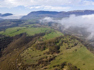 Bulgaristan 'ın Balkan Dağları' nın Milanovo köyü yakınlarındaki Iskar Nehri Boğazı 'nın hava manzarası