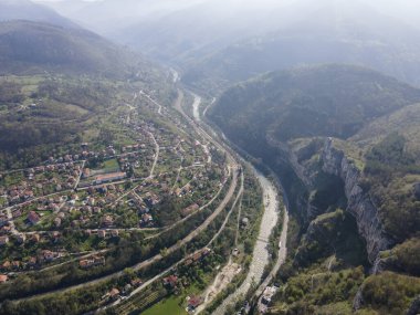Bulgaristan 'ın Balkan Dağları' nın Milanovo köyü yakınlarındaki Iskar Nehri Boğazı 'nın hava manzarası