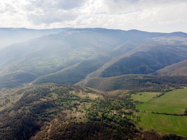 Bulgaristan 'ın Balkan Dağları' nın Milanovo köyü yakınlarındaki Iskar Nehri Boğazı 'nın hava manzarası