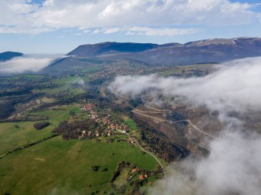 Bulgaristan 'ın Balkan Dağları' nın Milanovo köyü yakınlarındaki Iskar Nehri Boğazı 'nın hava manzarası