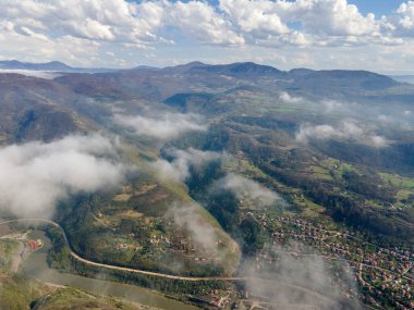 Bulgaristan 'ın Balkan Dağları' nın Milanovo köyü yakınlarındaki Iskar Nehri Boğazı 'nın hava manzarası
