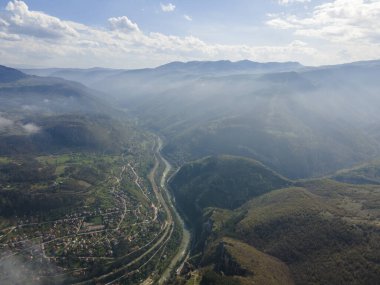 Bulgaristan 'ın Balkan Dağları' nın Milanovo köyü yakınlarındaki Iskar Nehri Boğazı 'nın hava manzarası