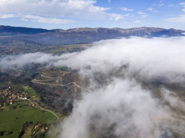 Bulgaristan 'ın Balkan Dağları' nın Milanovo köyü yakınlarındaki Iskar Nehri Boğazı 'nın hava manzarası