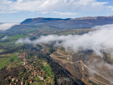 Bulgaristan 'ın Balkan Dağları' nın Milanovo köyü yakınlarındaki Iskar Nehri Boğazı 'nın hava manzarası