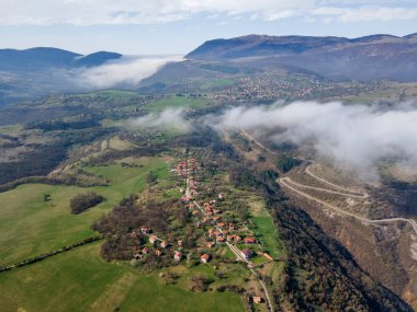Bulgaristan 'ın Balkan Dağları' nın Milanovo köyü yakınlarındaki Iskar Nehri Boğazı 'nın hava manzarası
