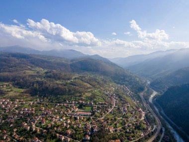 Bulgaristan 'ın Balkan Dağları' nın Milanovo köyü yakınlarındaki Iskar Nehri Boğazı 'nın hava manzarası