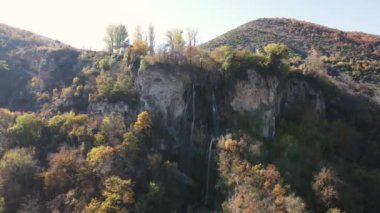 Bulgaristan 'ın Kyustendil Bölgesi, Zemen Dağı' ndaki Polska Skakavitsa şelalesinin sonbahar manzarası