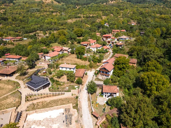 保加利亚普罗夫迪夫地区Svezhen村与19世纪真正住房的空中景观 — 图库照片