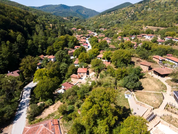 Flygfoto Över Byn Svezhen Med Autentiska Artonhundratalshus Plovdiv Region Bulgarien — Stockfoto