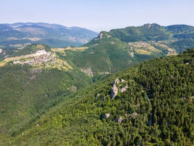 Bulgaristan 'ın Belintash kenti yakınlarındaki Rodop Dağlarının hava manzarası