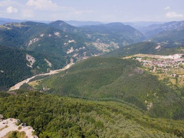 Bulgaristan 'ın Belintash kenti yakınlarındaki Rodop Dağlarının hava manzarası