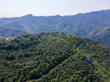 Bulgaristan 'ın Belintash kenti yakınlarındaki Rodop Dağlarının hava manzarası