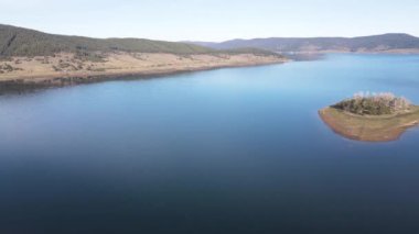 Bulgaristan 'ın Pazardzhik bölgesindeki Batak Reservoir adasının hava manzarası
