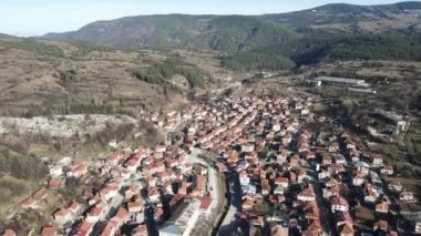 Bulgaristan 'ın Pazardzhik bölgesinin tarihi Batak kasabasının şaşırtıcı hava manzarası