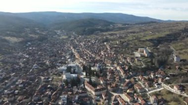 Bulgaristan 'ın Pazardzhik bölgesinin tarihi Batak kasabasının şaşırtıcı hava manzarası