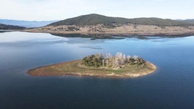 Bulgaristan 'ın Pazardzhik bölgesindeki Batak Reservoir adasının hava manzarası