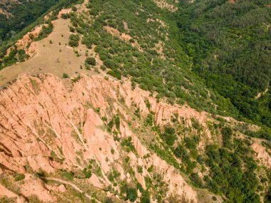 Kaya oluşumunun şaşırtıcı hava manzarası Stob piramitleri, Rila Dağı, Kyustendil bölgesi, Bulgaristan