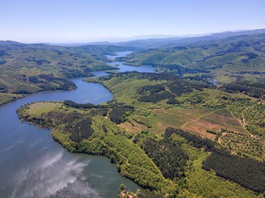 Topolnitsa Reservoir, Sredna Gora Dağı, Bulgaristan 'ın yay manzarası