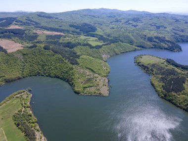 Topolnitsa Reservoir, Sredna Gora Dağı, Bulgaristan 'ın yay manzarası