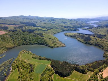 Topolnitsa Reservoir, Sredna Gora Dağı, Bulgaristan 'ın yay manzarası