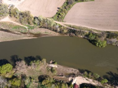 Bulgaristan 'ın Filibe kenti yakınlarındaki Maritsa Nehri' ne dökülen Chepelarska Nehri 'nin hava manzarası