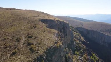Bulgaristan 'ın Ponor Dağı, Balkan Dağları' ndaki Kaya oluşum Stolo 'sunun hava manzarası