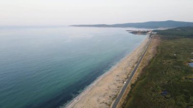 Bulgaristan 'ın Burgaz Bölgesi' nin Dyuni tatil beldesi yakınlarındaki The Driver Beach 'in hava günbatımı manzarası 