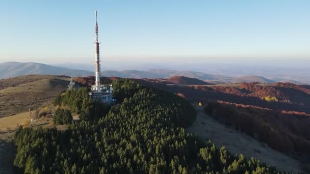 ブルガリア共和国キュステンディル州ヴィデンピーク付近のコニャフスカ山の空中秋の夕日 — ストック動画