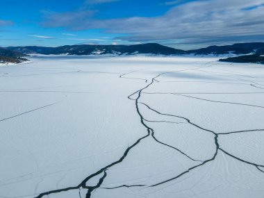 Bulgaristan 'ın Pazardzhik Bölgesi, buzla kaplı Batak Barajı' nın kış manzarası