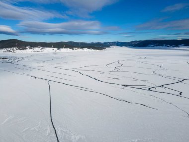 Bulgaristan 'ın Pazardzhik Bölgesi, buzla kaplı Batak Barajı' nın kış manzarası