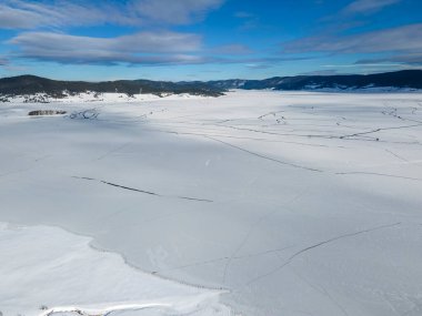 Bulgaristan 'ın Pazardzhik Bölgesi, buzla kaplı Batak Barajı' nın kış manzarası