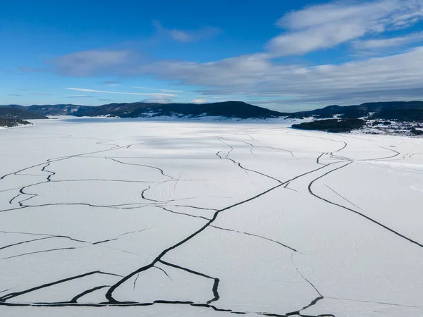 Bulgaristan 'ın Pazardzhik Bölgesi, buzla kaplı Batak Barajı' nın kış manzarası