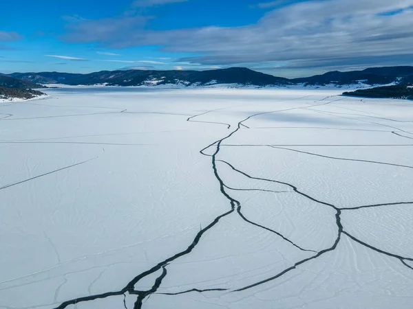 Bulgaristan 'ın Pazardzhik Bölgesi, buzla kaplı Batak Barajı' nın kış manzarası