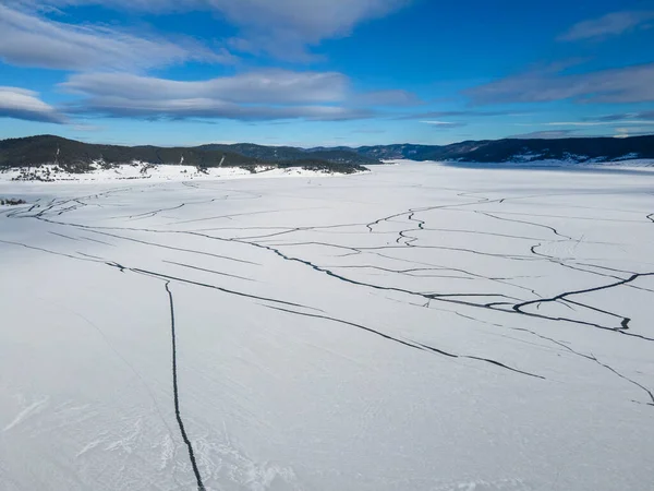 Bulgaristan 'ın Pazardzhik Bölgesi, buzla kaplı Batak Barajı' nın kış manzarası