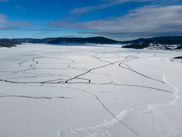 Bulgaristan 'ın Pazardzhik Bölgesi, buzla kaplı Batak Barajı' nın kış manzarası