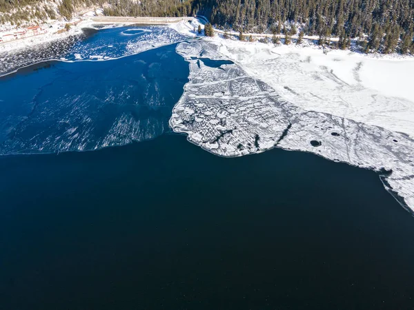 保加利亚Pazardzhik地区覆盖着冰的Golyam Beglik水库的空中景观 — 图库照片