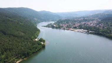 Pancharevo Gölü 'nün havadan yaz manzarası, Sofya şehir bölgesi, Bulgaristan