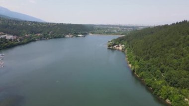 Pancharevo Gölü 'nün havadan yaz manzarası, Sofya şehir bölgesi, Bulgaristan