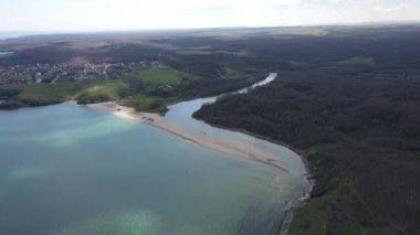 Bulgaristan 'ın Burgaz Bölgesi Sinemorets köyü, Veleka Nehri' nin ağzındaki sahil manzarası