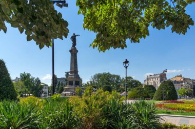 RUSE, BULGARIA - 15 AĞUSTOS 2021: Bulgaristan 'ın Ruse kentinin merkezinde Özgürlük Meydanı Panoraması