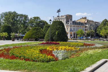 RUSE, BULGARIA - 15 AĞUSTOS 2021: Bulgaristan 'ın Ruse kentinin merkezinde Özgürlük Meydanı Panoraması