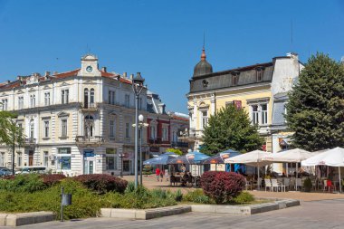 RUSE, BULGARIA - 15 AĞUSTOS 2021: Bulgaristan 'ın Ruse kentinin merkezinde Özgürlük Meydanı Panoraması