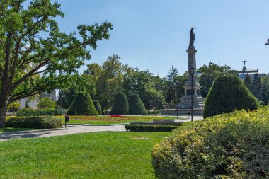 RUSE, BULGARIA - 15 AĞUSTOS 2021: Bulgaristan 'ın Ruse kentinin merkezinde Özgürlük Meydanı Panoraması