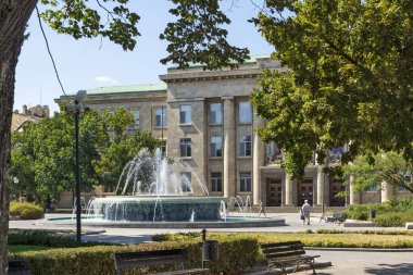 RUSE, BULGARIA - 15 AĞUSTOS 2021: Bulgaristan 'ın Ruse kentinin merkezinde Özgürlük Meydanı Panoraması