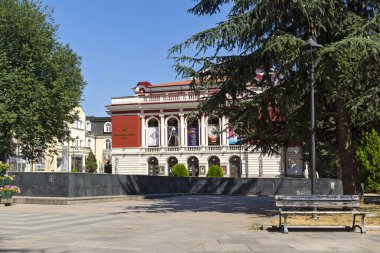 RUSE, BULGARIA - 15 AĞUSTOS 2021: Bulgaristan 'ın Ruse kentinin merkezinde Özgürlük Meydanı Panoraması