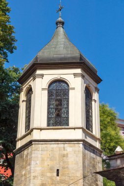 RUSE, BULGARIA - 15 AĞUSTOS 2021: Bulgaristan 'ın Ruse kentinin merkezindeki Kutsal Üçlemeci Ortodoks Kilisesi