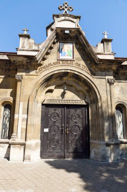 RUSE, BULGARIA - 15 AĞUSTOS 2021: Bulgaristan 'ın Ruse kentinin merkezindeki Kutsal Üçlemeci Ortodoks Kilisesi