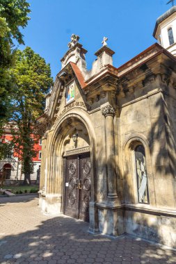 RUSE, BULGARIA - 15 AĞUSTOS 2021: Bulgaristan 'ın Ruse kentinin merkezindeki Kutsal Üçlemeci Ortodoks Kilisesi