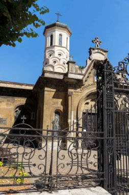 RUSE, BULGARIA - 15 AĞUSTOS 2021: Bulgaristan 'ın Ruse kentinin merkezindeki Kutsal Üçlemeci Ortodoks Kilisesi